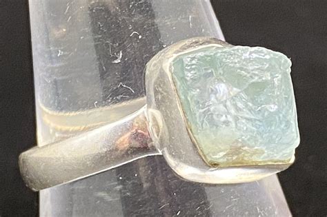 Akvamarín s odleskami