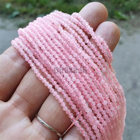 Ruženín v rôznych formách - guľôčky, brúsené kamene