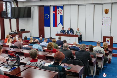 Ilustrácia znázorňujúca diplomatické rokovanie