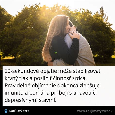 Dvojica objímajúca sa pri západe slnka