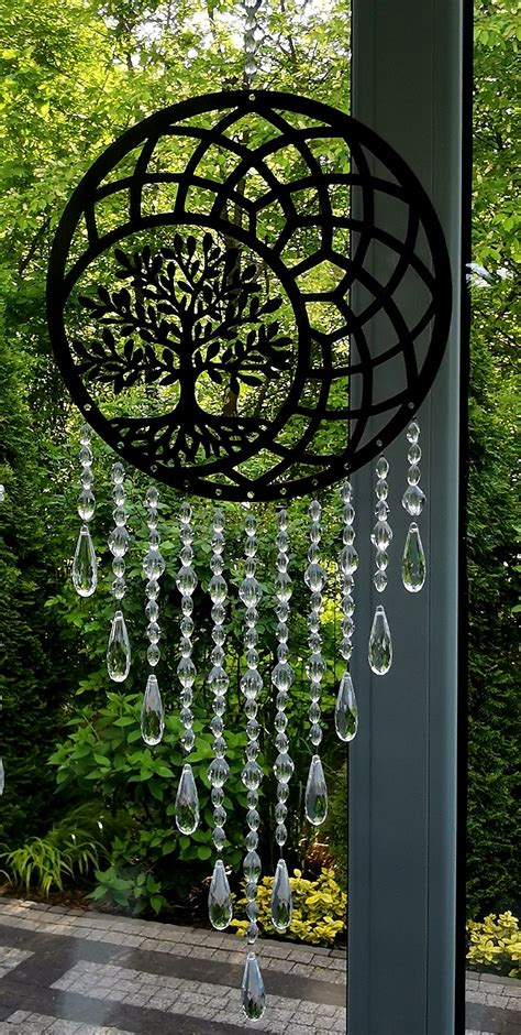 Mandala prilepená na okno s prechádzajúcim svetlom