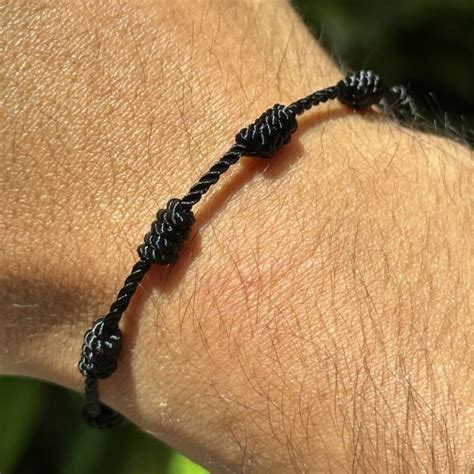 Sada dvoch Kabbalah náramkov, červený a čierny