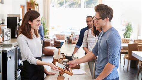 Ilustrácia znázorňujúca muža a ženu, ktorí sa stretnú v reštaurácii