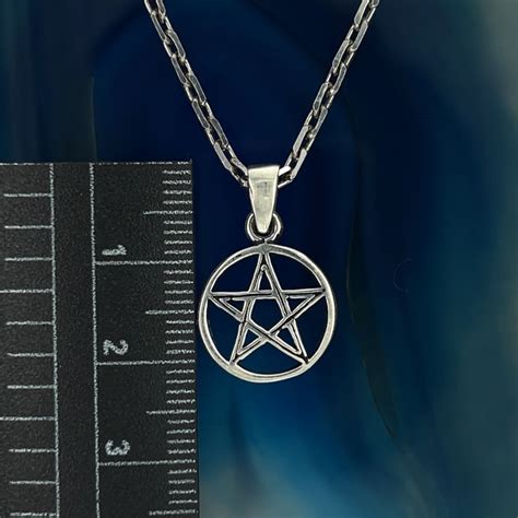 Vzpriamený pentagram v kruhu