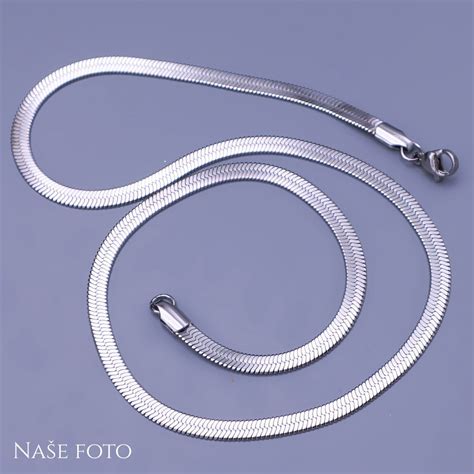 Infografika porovnávajúca vlastnosti chirurgickej ocele a bežných kovov pri výrobe šperkov