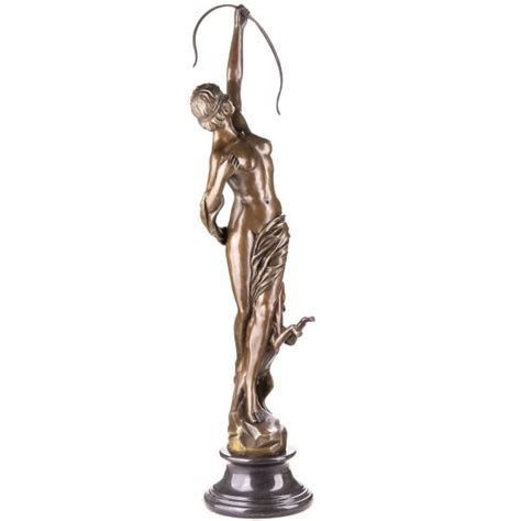 Bronzová socha Diany s jeleňom