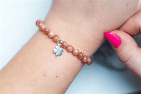 Zlatisté citrínové kamene navlečené na náramku