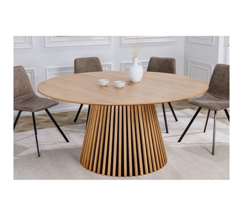 Okruhlý jedálenský stôl s ovocím