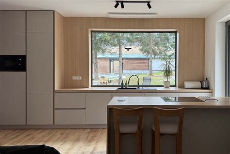 Kuchyňa s veľkým oknom a prirodzeným svetlom