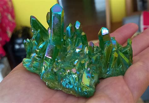 Priesvitný kryštál s odleskami