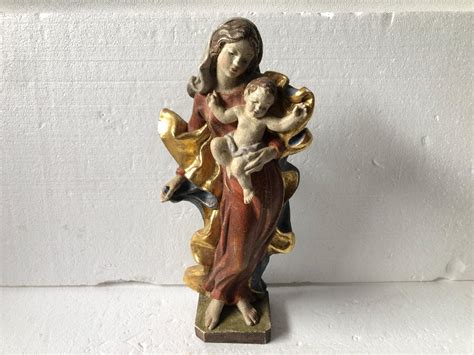 drevená soška matky s dieťaťom