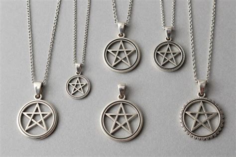 Ilustrácia pentagramu, pentaklu a amuletu