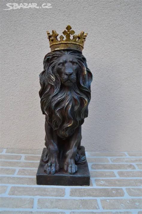 Lev s korunou, symbolizujúci hrdosť a moc