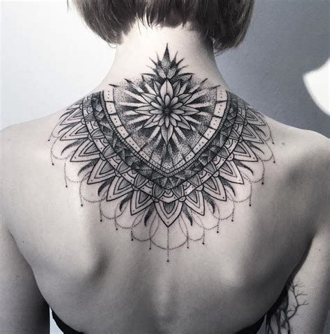 Mandala tetovanie v štýle dotwork