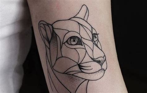 Geometrické tetovanie so symbolikou Vodnára