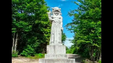 Zobrazenie Kronosa ako boha úrody so kosou