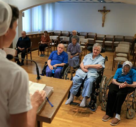 Osho meditujúci v skupine