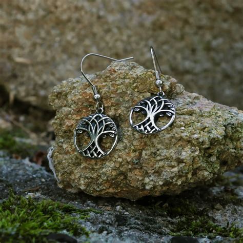 Kvetinová mandala so symbolom Stromu života