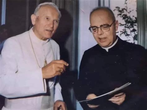 Páter Gabriele Amorth počas exorcistického rituálu