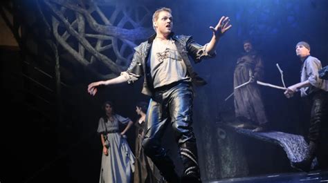 Neil Flynn ako mladý herec v divadle