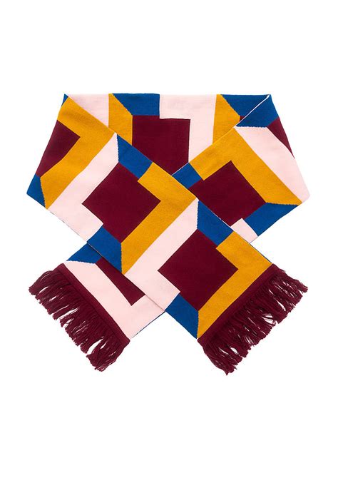 Rôzne amulety s geometrickými a symbolickými vzormi