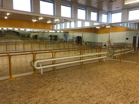 Výroba benátskeho zrkadla v dielni