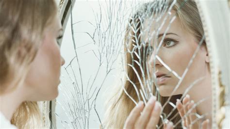 Rozbité zrkadlo a črepiny