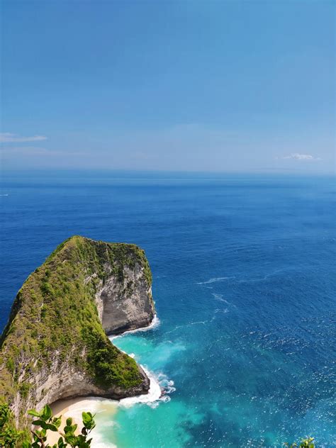 krajina s pokojnou vodnou plochou a zeleňou